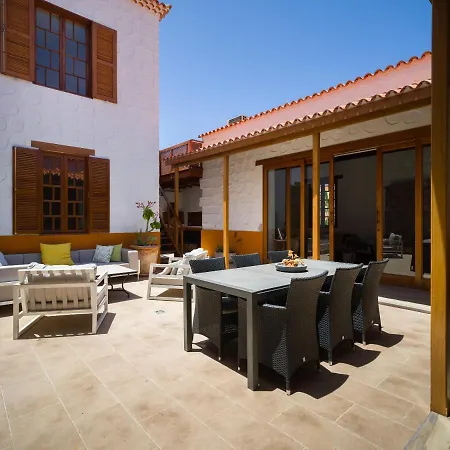 Beautiful House In Traditional Canarian Style *